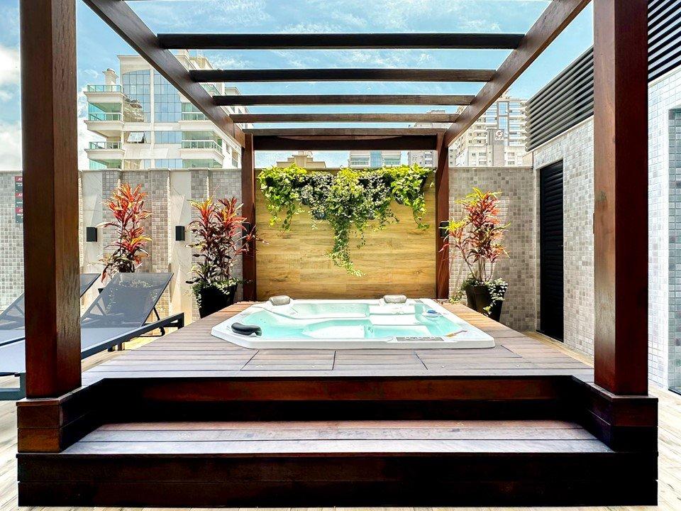 Spa com ofurô do Long Beach Residence, sob pergolado com jardim vertical