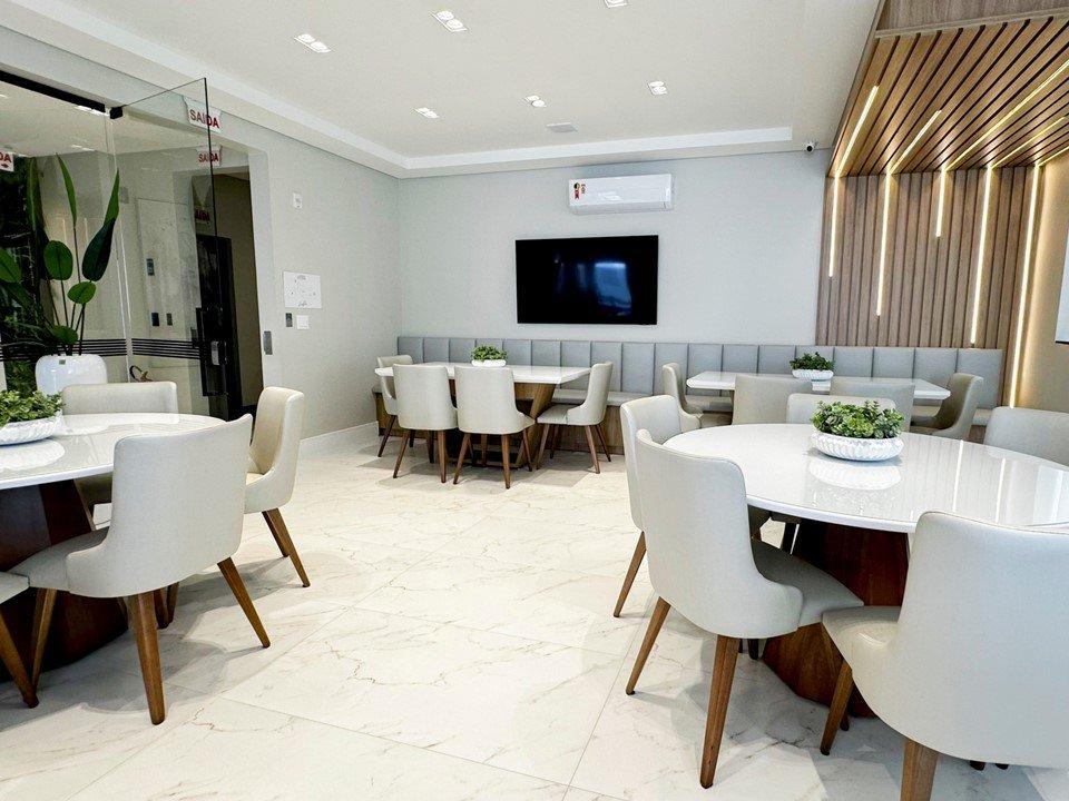 Salão de festas do Long Beach Residence, com mobília decorada e cozinha integrada