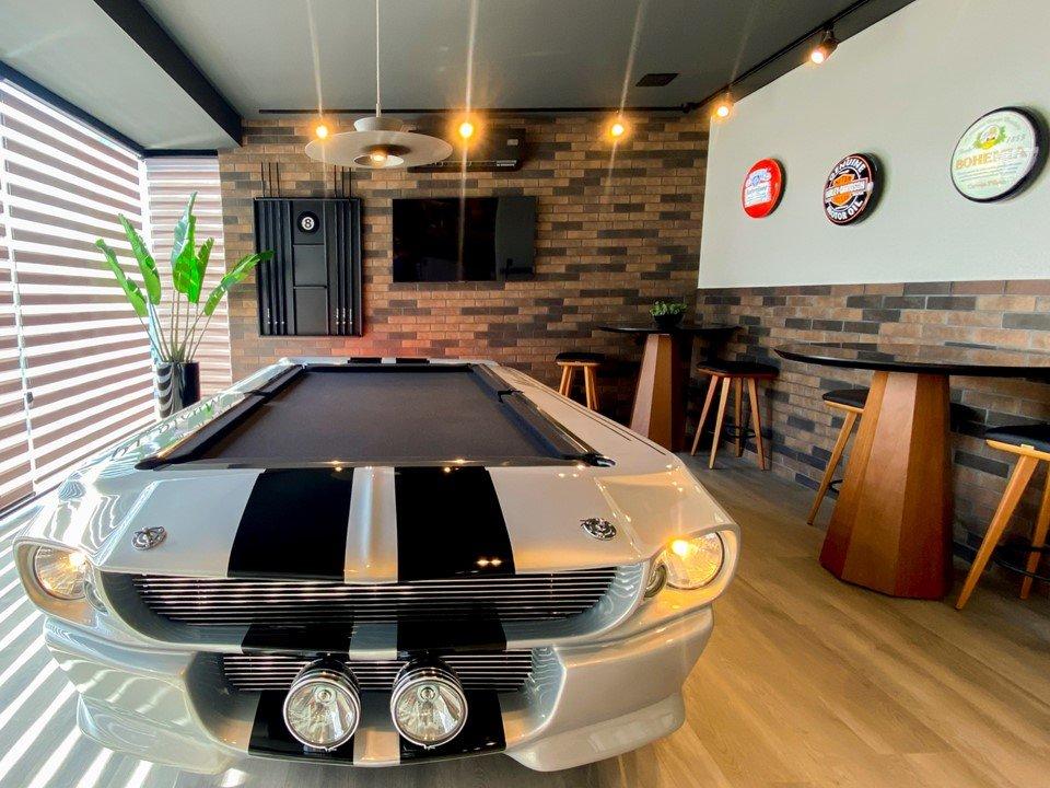 Sala de jogos do Long Beach Residence, com mesa de sinuca em formato de carro esportivo