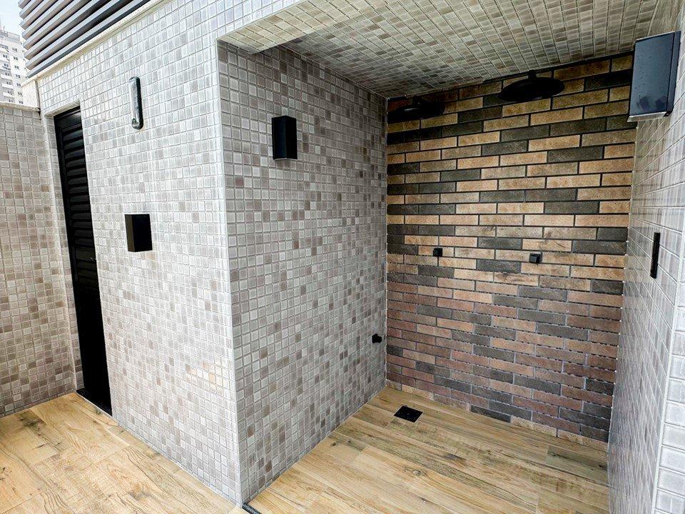 Chuveiro externo para banhistas do Long Beach Residence